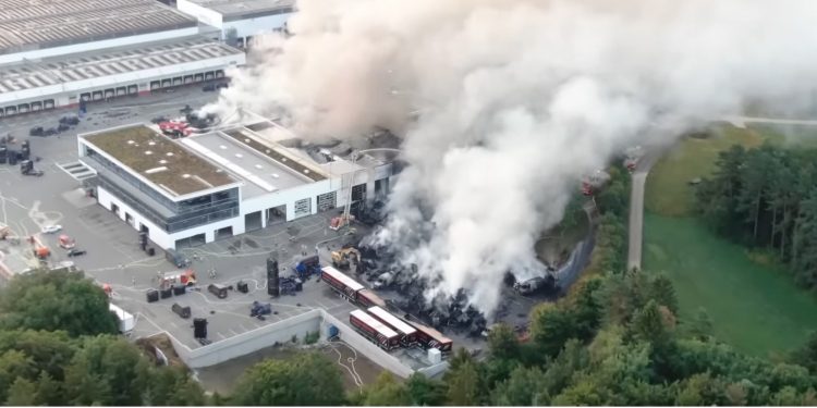 Incêndio consome novo armazém de grossista de pneus