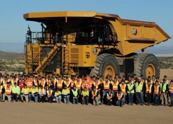 Caterpillar com o primeiro camião de mineração 100% elétrico