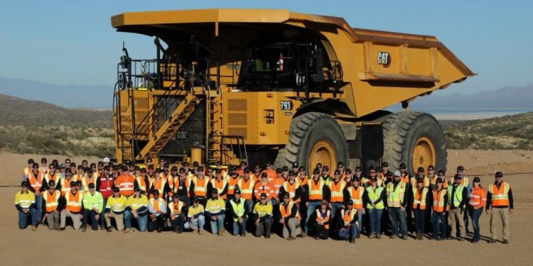 Caterpillar com o primeiro camião de mineração 100% elétrico
