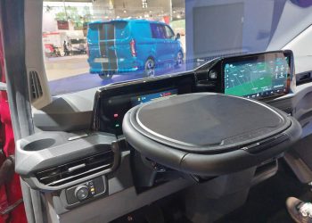 Ford Transit Custom equipada com novo volante retrátil 