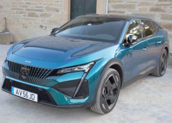 Peugeot 408 híbrido supera expectativas e renova imagem 
