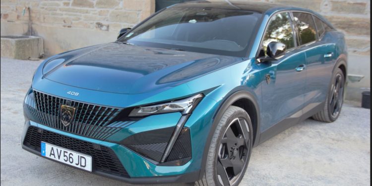 Peugeot 408 híbrido supera expectativas e renova imagem