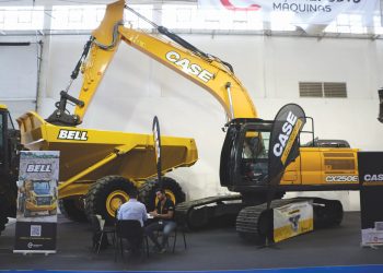 Entreposto Máquinas com nova escavadora Série E 