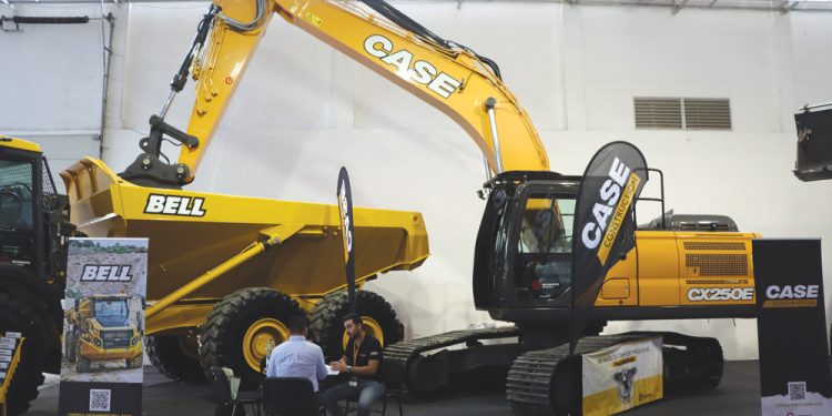 Entreposto Máquinas com nova escavadora Série E 