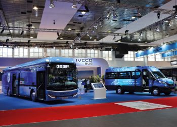 Iveco Bus e Hyundai com autocarro citadino 