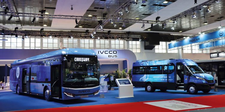 Iveco Bus e Hyundai com autocarro citadino