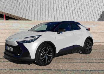 Toyota C-HR com versão PHEV para empresas