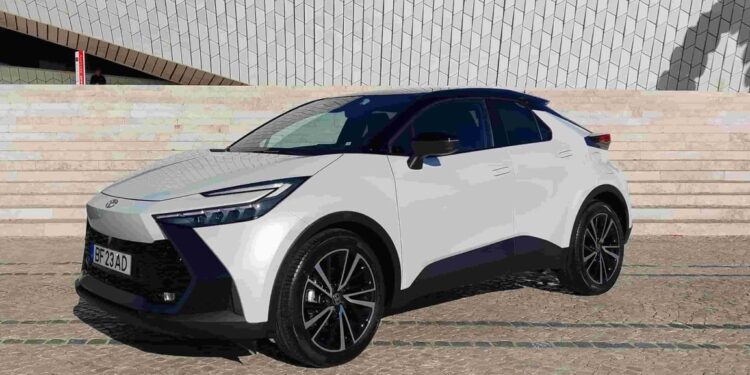 Toyota C-HR com versão PHEV para empresas