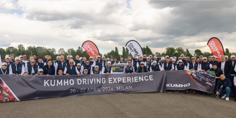 Kumho Tire com driving experience em Milão
