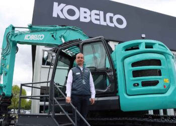 Kobelco com três novidades e motores Mercedes-Benz