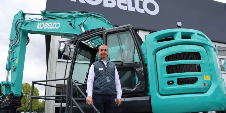 Kobelco com três novidades e motores Mercedes-Benz