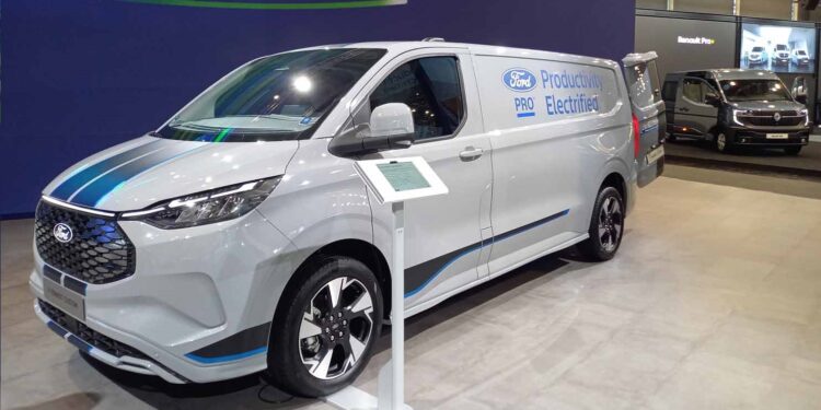 Ford Pro com novos modelos e serviços