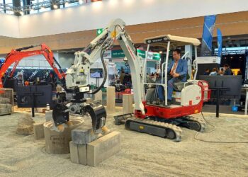 TESTE Takeuchi TB216 escavadora híbrida com garra DMS