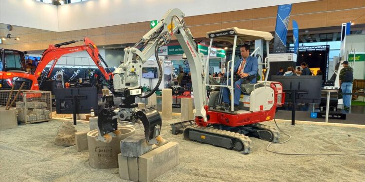 TESTE Takeuchi TB216 escavadora híbrida com garra DMS