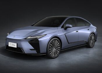 Nova geração LEXUS ES promete luxo e elegância