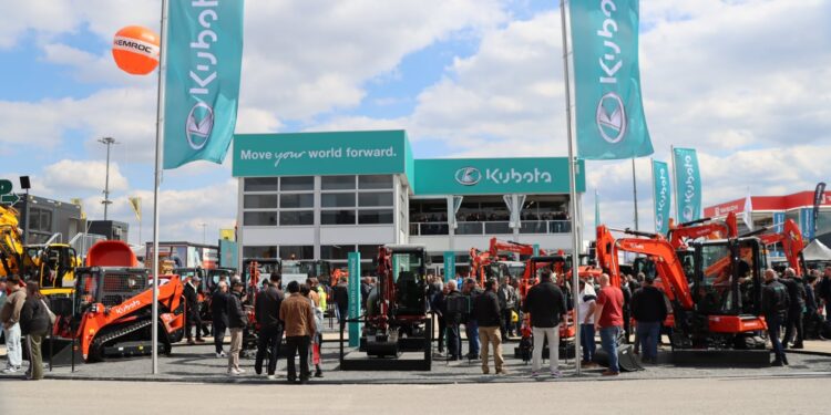 Kubota entra no segmento das 11 toneladas com a Liebherr