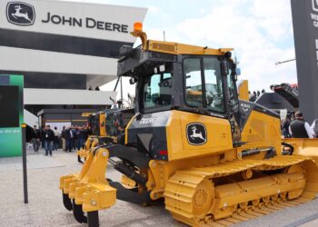 John Deere amplia segmento de construção