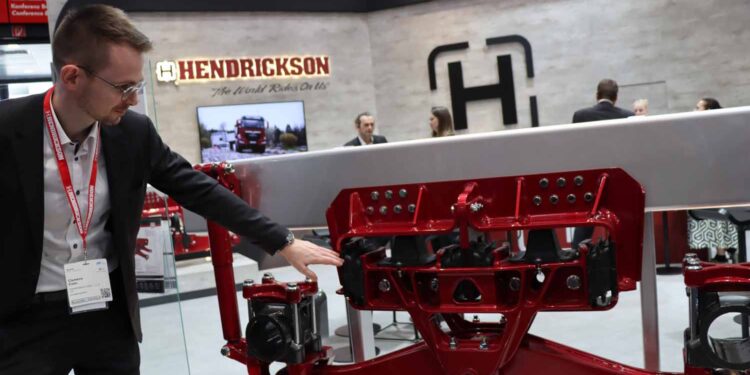 Hendrickson aprimora suspensão com elastómero