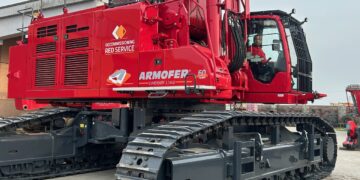 KOBELCO SK1300DLC – a demolição de forma controlada