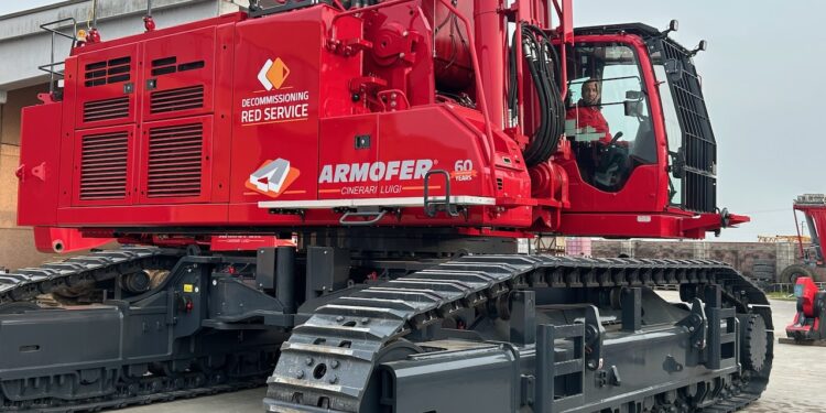 KOBELCO SK1300DLC – a demolição de forma controlada