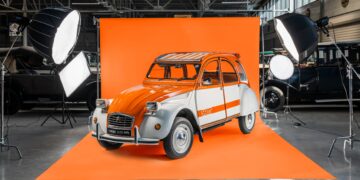Citroen celebra 50 anos do 2CV Spot em tons laranja