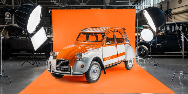 Citroen celebra 50 anos do 2CV Spot em tons laranja