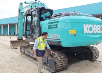 KOBELCO SK210 – teste completo da escavadora de rastos