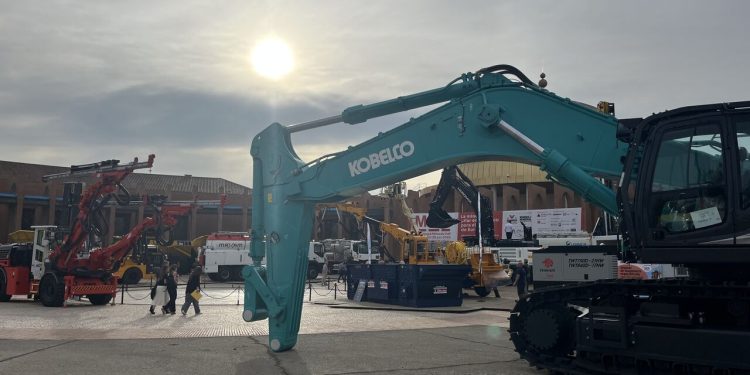 KOBELCO – escavadora de grande porte na MMH 2026