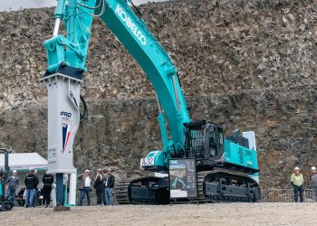 Kobelco destaca capacidade de escavação na Steinexpo 2026